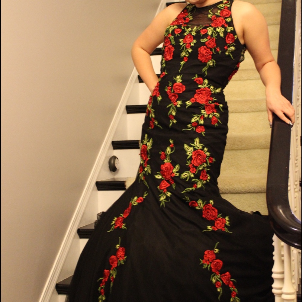 ⭐️black mermaid prom dress w/ red floral beading